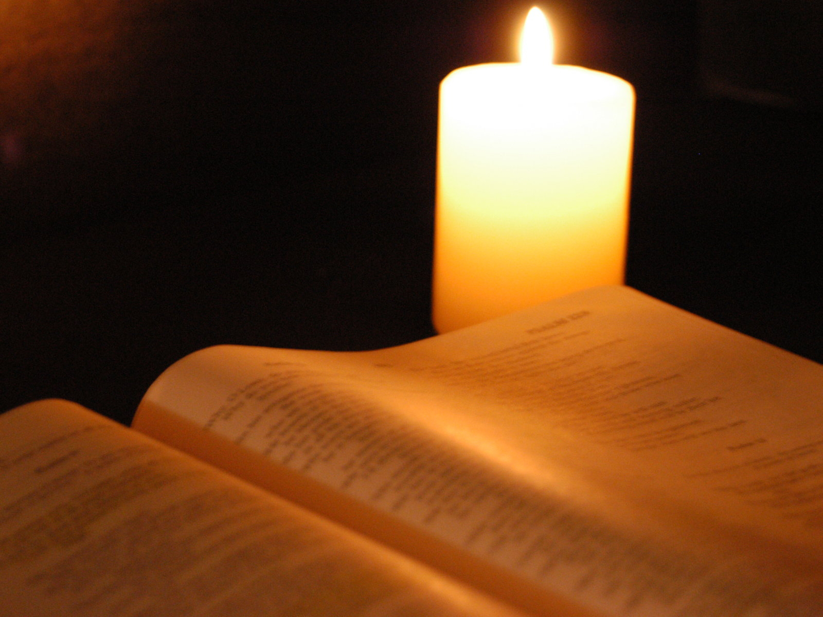 https://amiens.epudf.org/wp-content/uploads/sites/307/2026/09/bible-by-candlelight.jpg